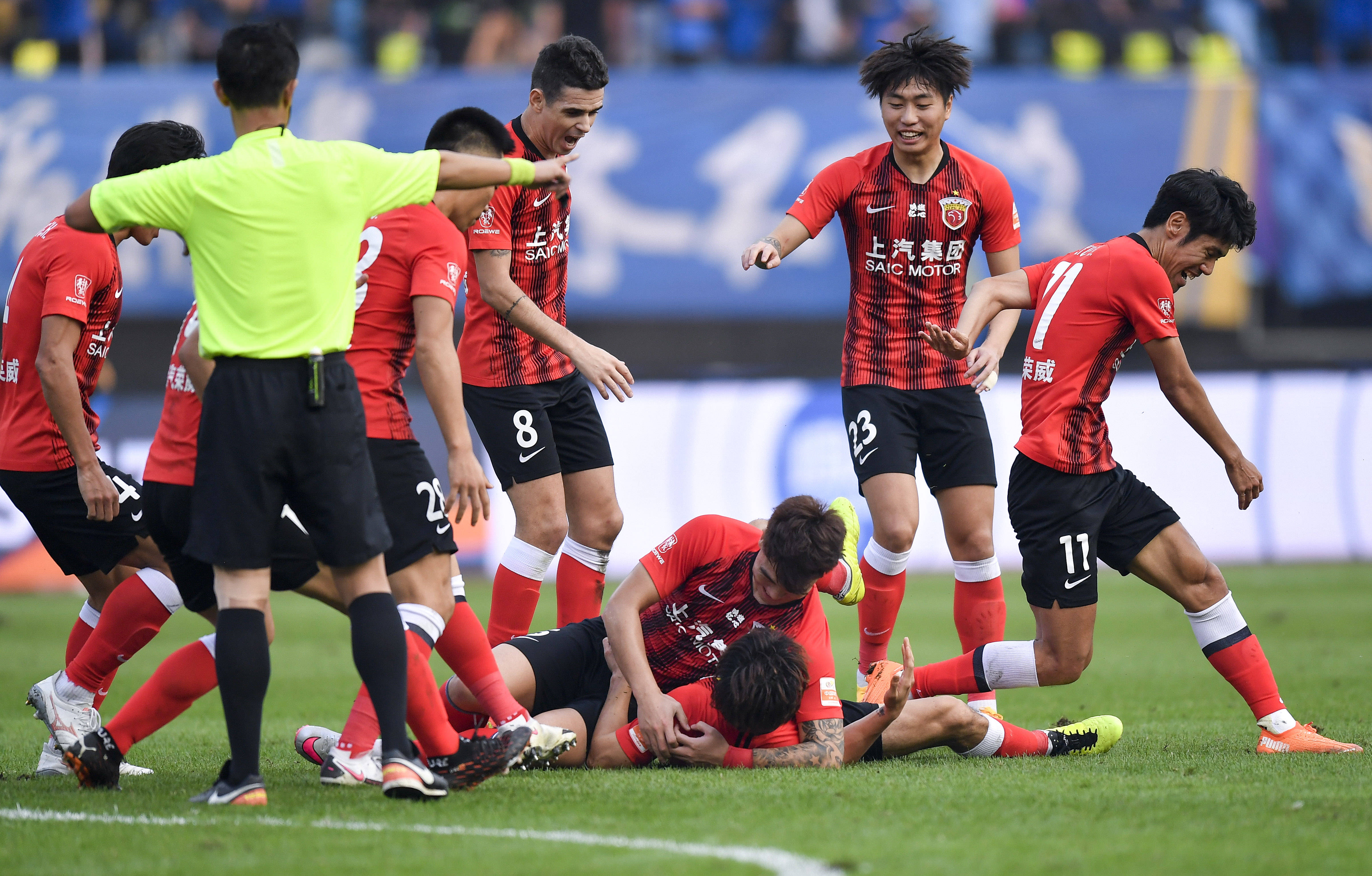 球对足球运 球对足球运